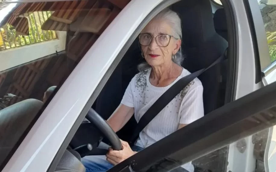 Conceição deixou o antigo trabalho como operadora de caixa de um supermercado para se tornar motorist/Foto: Reprodução/Arquivo pessoal Conceição deixou o antigo trabalho como operadora de caixa de um supermercado para se tornar motorist/Foto: Reprodução/Arquivo pessoal