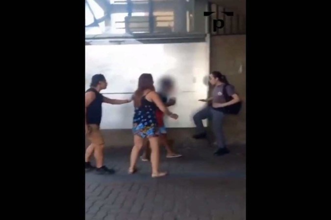 Vídeo mostra que jovem se aproximou da policial militar para pedir ajuda, mas foi afastado com um chute na altura da barriga/crédito: Reprodução/X/@Aquiles_Argolo Vídeo mostra que jovem se aproximou da policial militar para pedir ajuda, mas foi afastado com um chute na altura da barriga/crédito: Reprodução/X/@Aquiles_Argolo