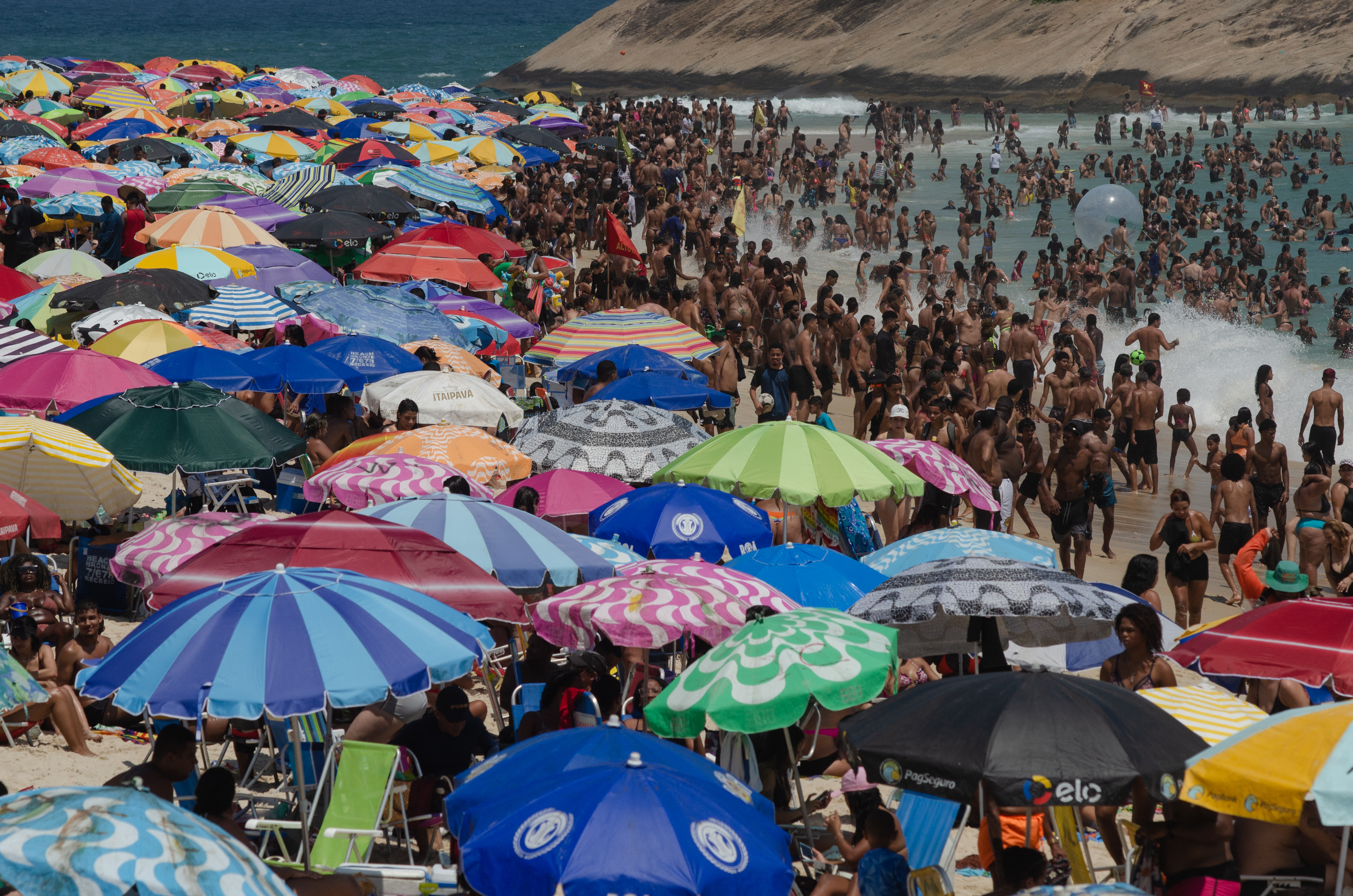 No Rio de Janeiro, cariocas e turistas lotaram as praias nesta quarta-feira (15)/TERCIO TEIXEIRA / AFP