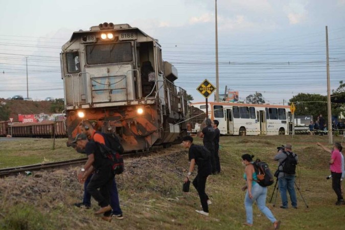 Acidente com ônibus e trem deixa uma pessoa morta no SIA/foto: Minervino Júnior/CB/D.A.Press Acidente com ônibus e trem deixa uma pessoa morta no SIA/foto: Minervino Júnior/CB/D.A.Press