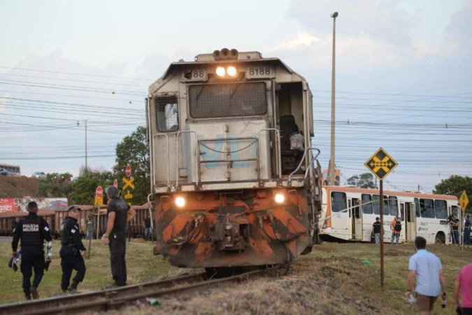 Acidente com trem e ônibus no SIA deixa uma pessoa morta/foto: Minervino Júnior/CB/D.A. Press