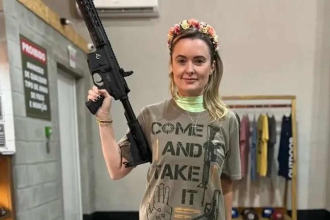 Deputada postou foto com fuzil e camiseta em referência ao presidente Lula/foto: Reprodução/Redes sociais Deputada postou foto com fuzil e camiseta em referência ao presidente Lula/foto: Reprodução/Redes sociais