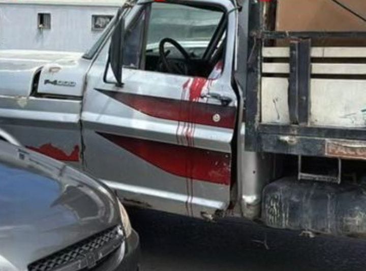 Segundo relatos de testemunhas repassados à polícia, a vítima foi atingida por vários disparos enquanto abastecia o caminhão em um posto de combustíveis localizado na via./Foto: Reprodução/Redes Sociais Segundo relatos de testemunhas repassados à polícia, a vítima foi atingida por vários disparos enquanto abastecia o caminhão em um posto de combustíveis localizado na via./Foto: Reprodução/Redes Sociais