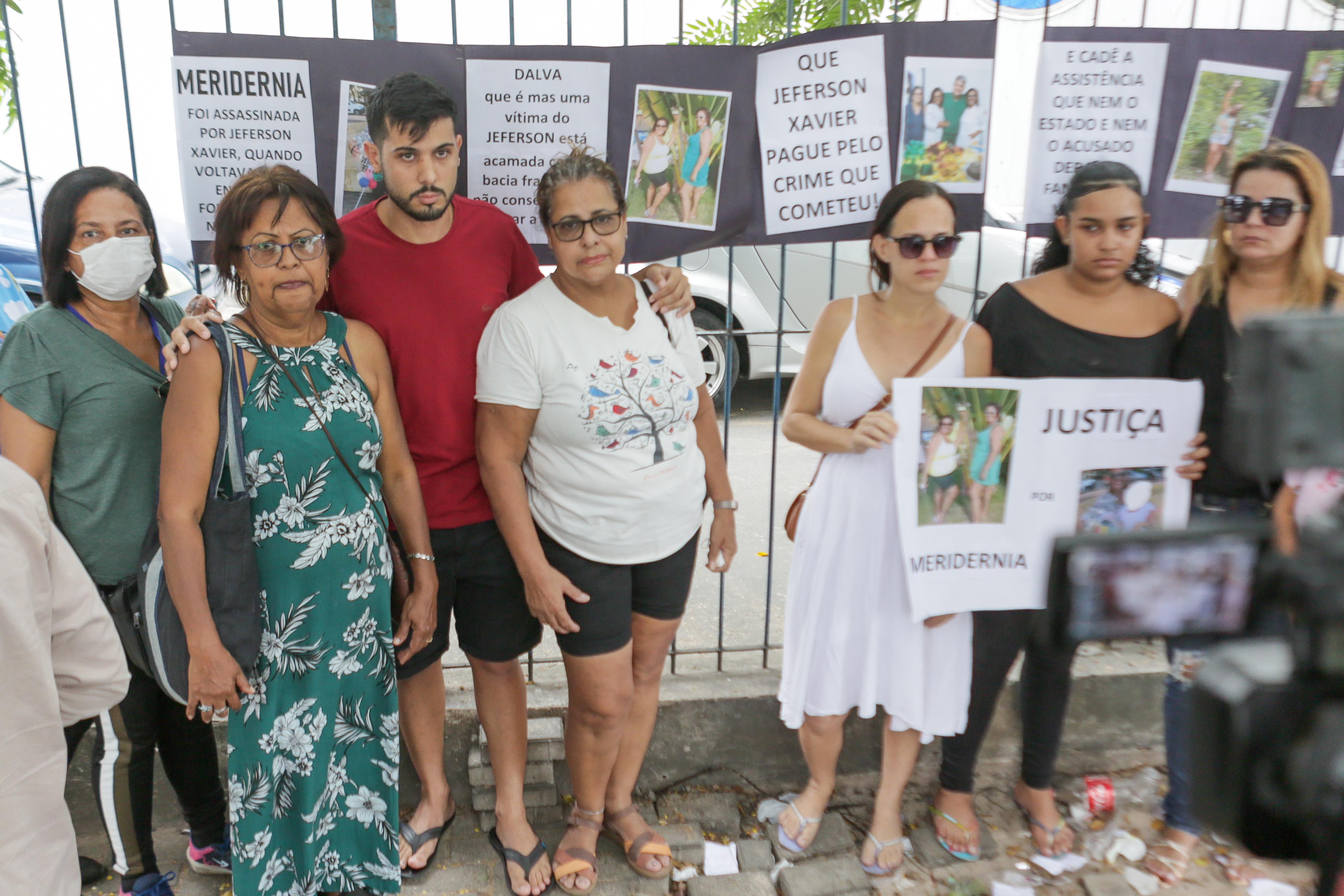 Familiares fizeram ato nesta segunda (20), para cobrar mais celeridade nas investigações da morte da enfermeira Meri, que não resistiu aos ferimentos causados em decorrência do acidente que a vitimou, no dia 17 de outubro/Rafael Vieira/DP Familiares fizeram ato nesta segunda (20), para cobrar mais celeridade nas investigações da morte da enfermeira Meri, que não resistiu aos ferimentos causados em decorrência do acidente que a vitimou, no dia 17 de outubro/Rafael Vieira/DP