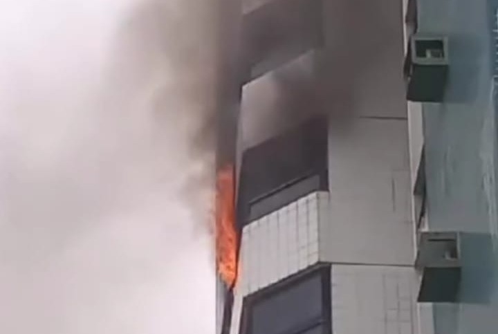 Fogo atingiu apartamento em Candeias/Foto: Redes Sociais Fogo atingiu apartamento em Candeias/Foto: Redes Sociais