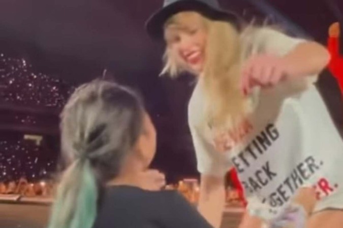 Um dos momentos mais especiais do show de Taylor Swift é quando a cantora dá o chapéu para um fã durante a performance da música 22, mas dessa vez a cena foi motivo de uma briga familiar/foto: Reprodução/Instagram Um dos momentos mais especiais do show de Taylor Swift é quando a cantora dá o chapéu para um fã durante a performance da música 22, mas dessa vez a cena foi motivo de uma briga familiar/foto: Reprodução/Instagram