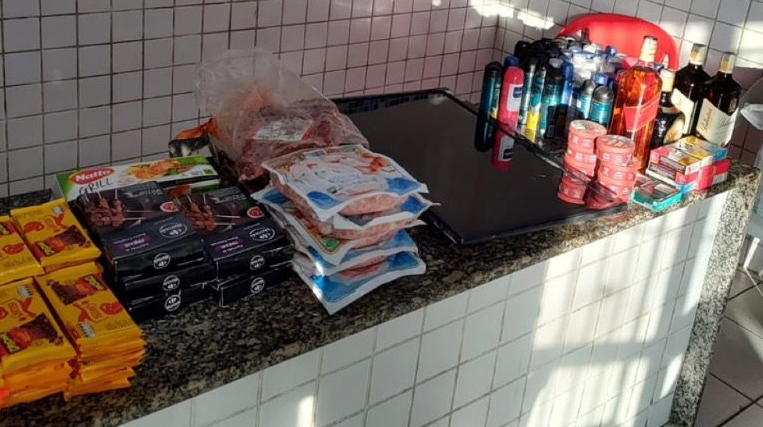 Chocolates, uísque, cigarros, desodorantes e pomadas para cabelo seriam roubados/Foto/PM/Divulgação Chocolates, uísque, cigarros, desodorantes e pomadas para cabelo seriam roubados/Foto/PM/Divulgação