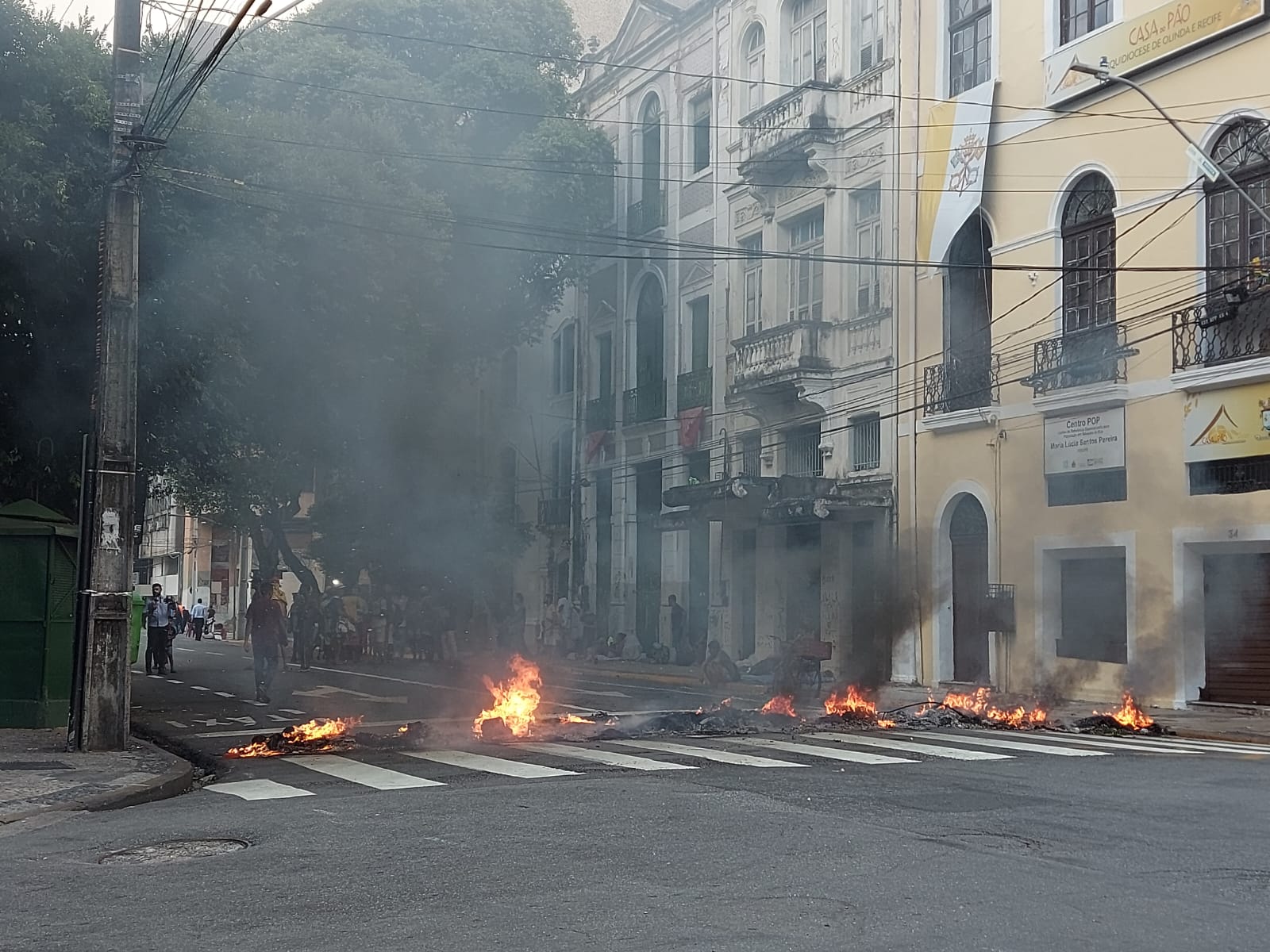 Pneus em chamas bloqueiam Rua do Imperador, no Centro do Recife/Foto: Redes sociais
