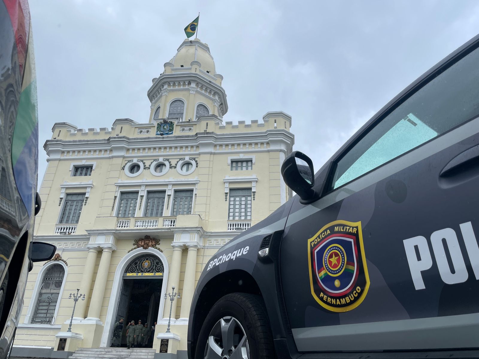 Equipes do Bope entraram em uma casa na comunidade e dois homens foram mortos a tiros