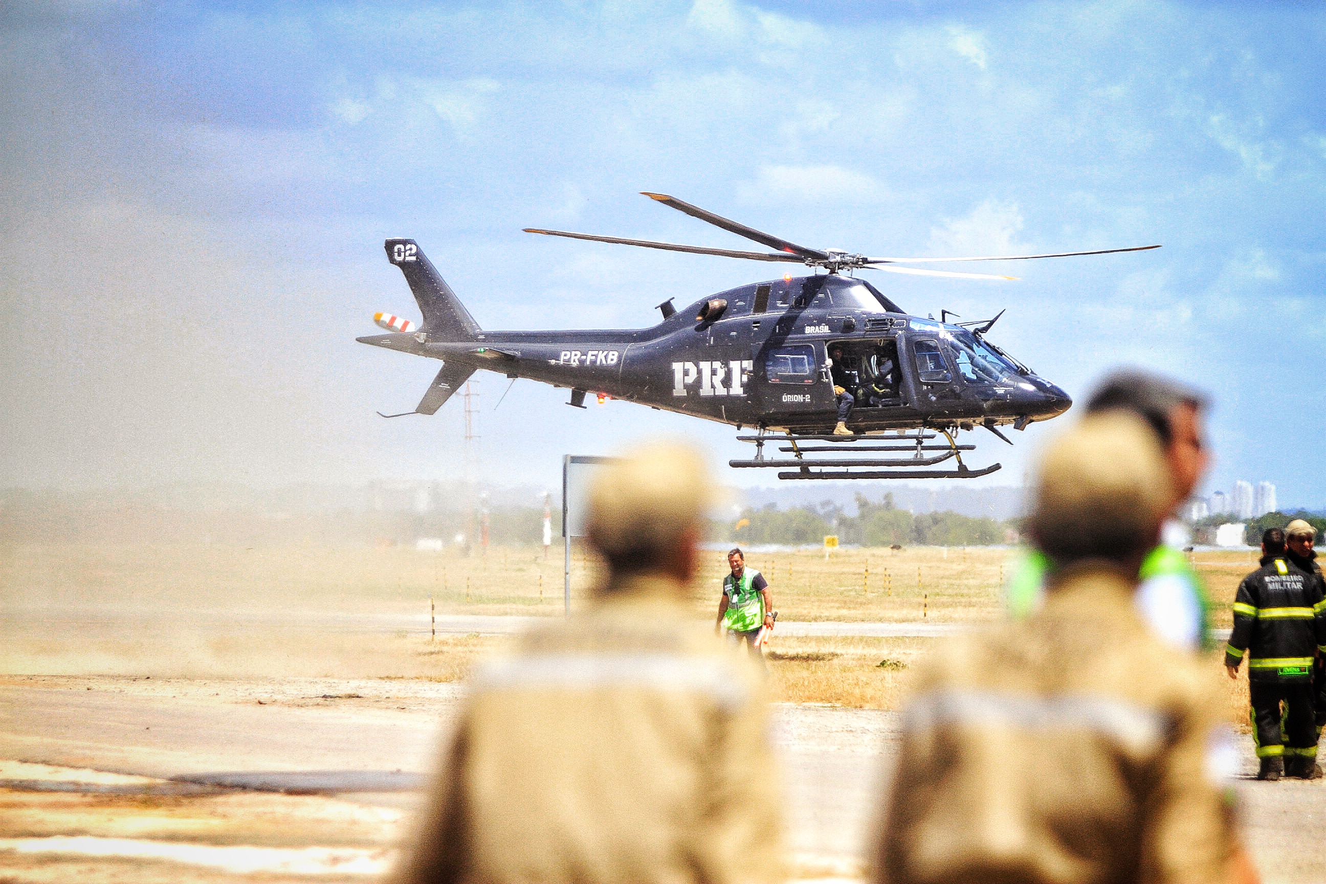 Um helicóptero da Polícia Rodoviária Federal (PRF) foi usado no treinamento para o resgaste de vítimas  