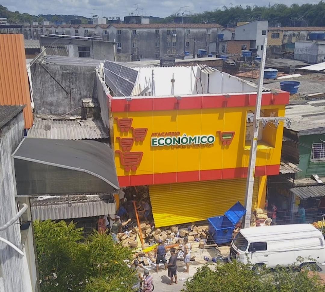 Parte de teto de supermercado desabou em Jaboatão/Foto: Redes Sociais Parte de teto de supermercado desabou em Jaboatão/Foto: Redes Sociais