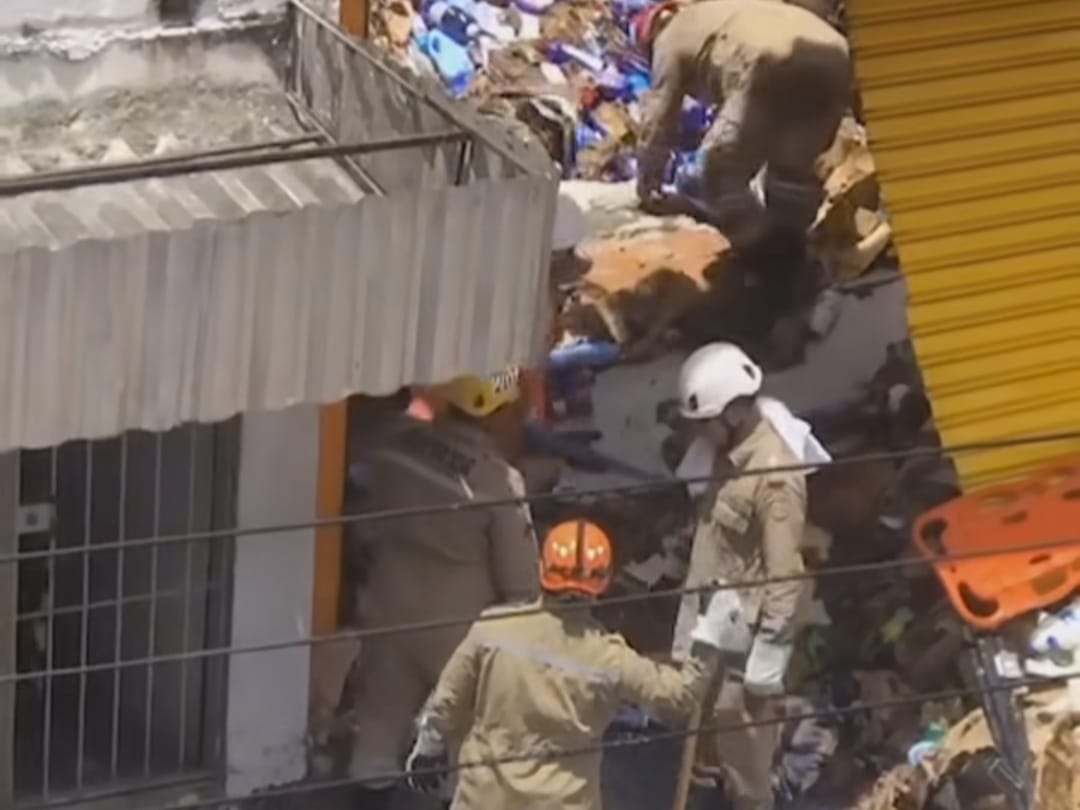 Os trabalhos dos bombeiros começaram pouco depois das 10h foram encerrados por volta das 13h30.