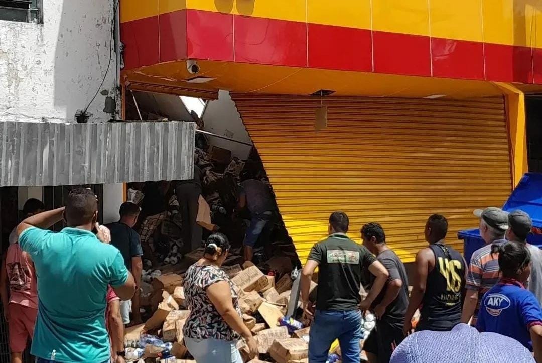 Seis pessoas foram resgatadas com vida, sendo cinco homens e uma mulher.