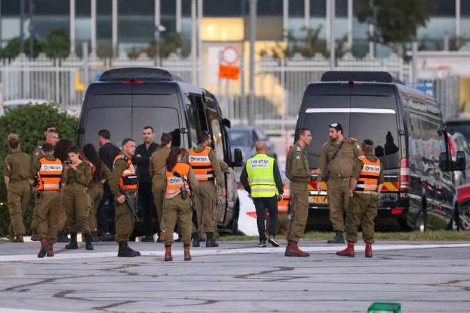 As forças de segurança israelenses estão ao lado dos ônibus que esperam no heliporto do centro médico Schneider de Tel Aviv/Foto: FADEL SENNA / AFP