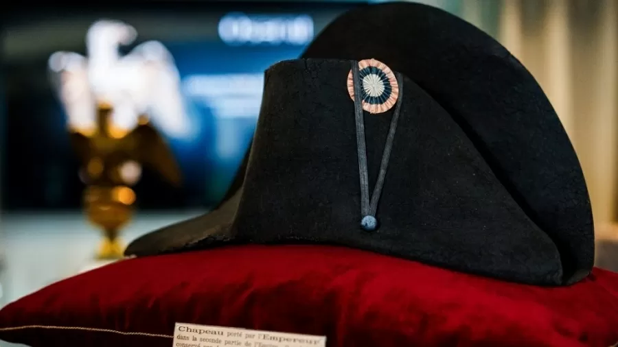 Chapéu foi leiloado em Fontainebleau, na França/foto: Dimitar DILKOFF /AFP Chapéu foi leiloado em Fontainebleau, na França/foto: Dimitar DILKOFF /AFP
