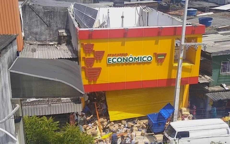Teto do supermercado desabou nesta sexta-feira (24)/foto: Reprodu&ccedil;&atilde;o/Redes sociais