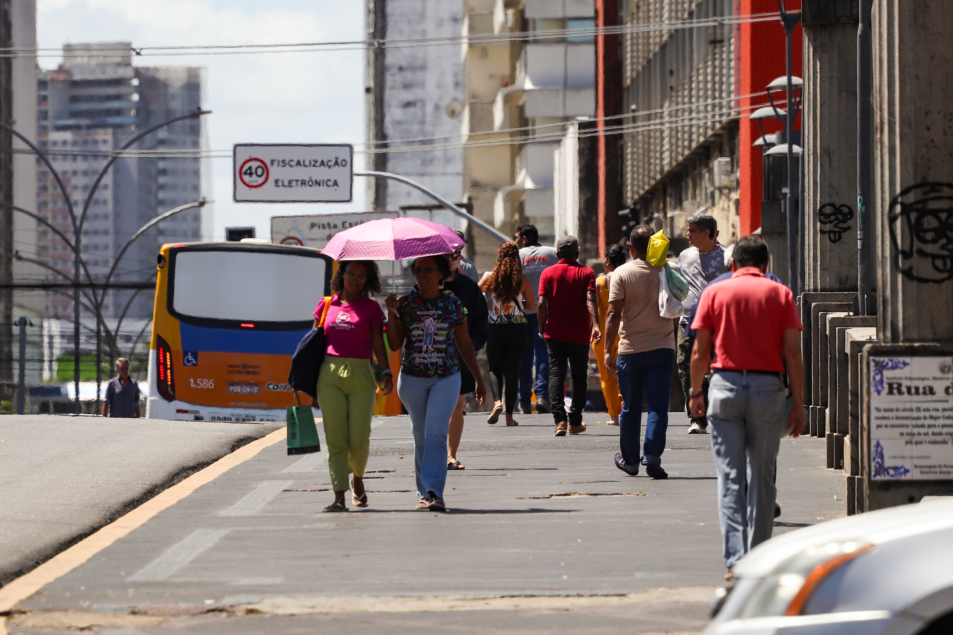 Os passageiros do Transporte Público sofrem Diariamente com as altas temperaturas e ausência de coletivos com refrigeração  