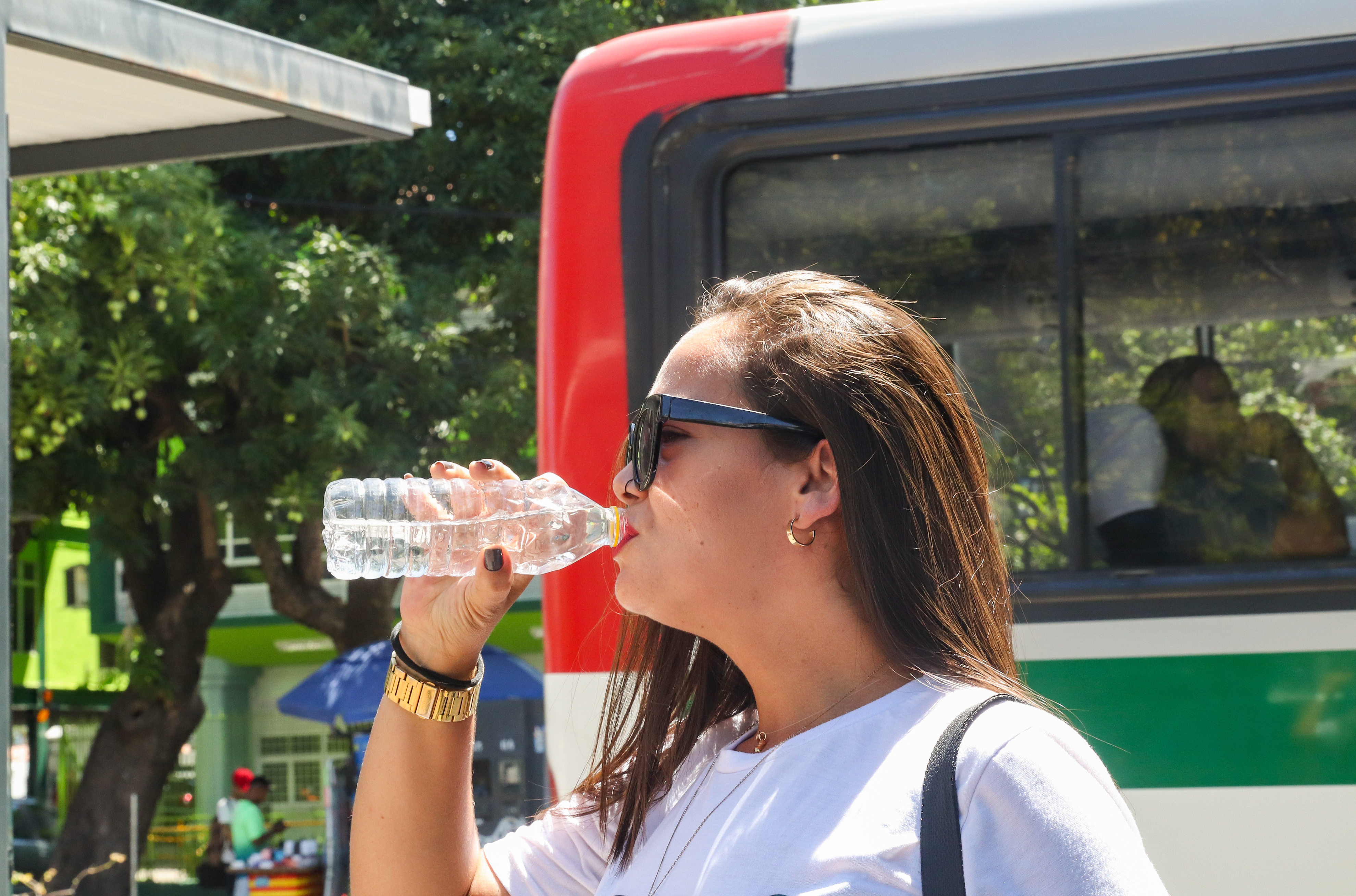 A estudante Gláucia Alcântara reclama da ausência de coltivos com refrigeração