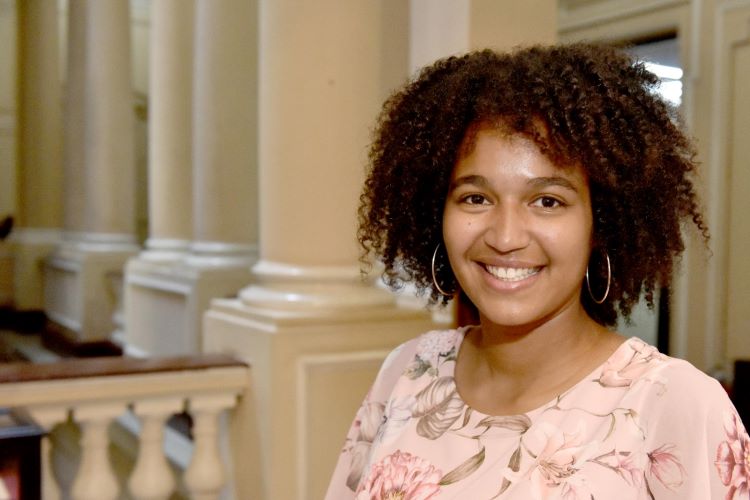 Rebecca foi adotada durante uma vinda do casal francês ao Brasil