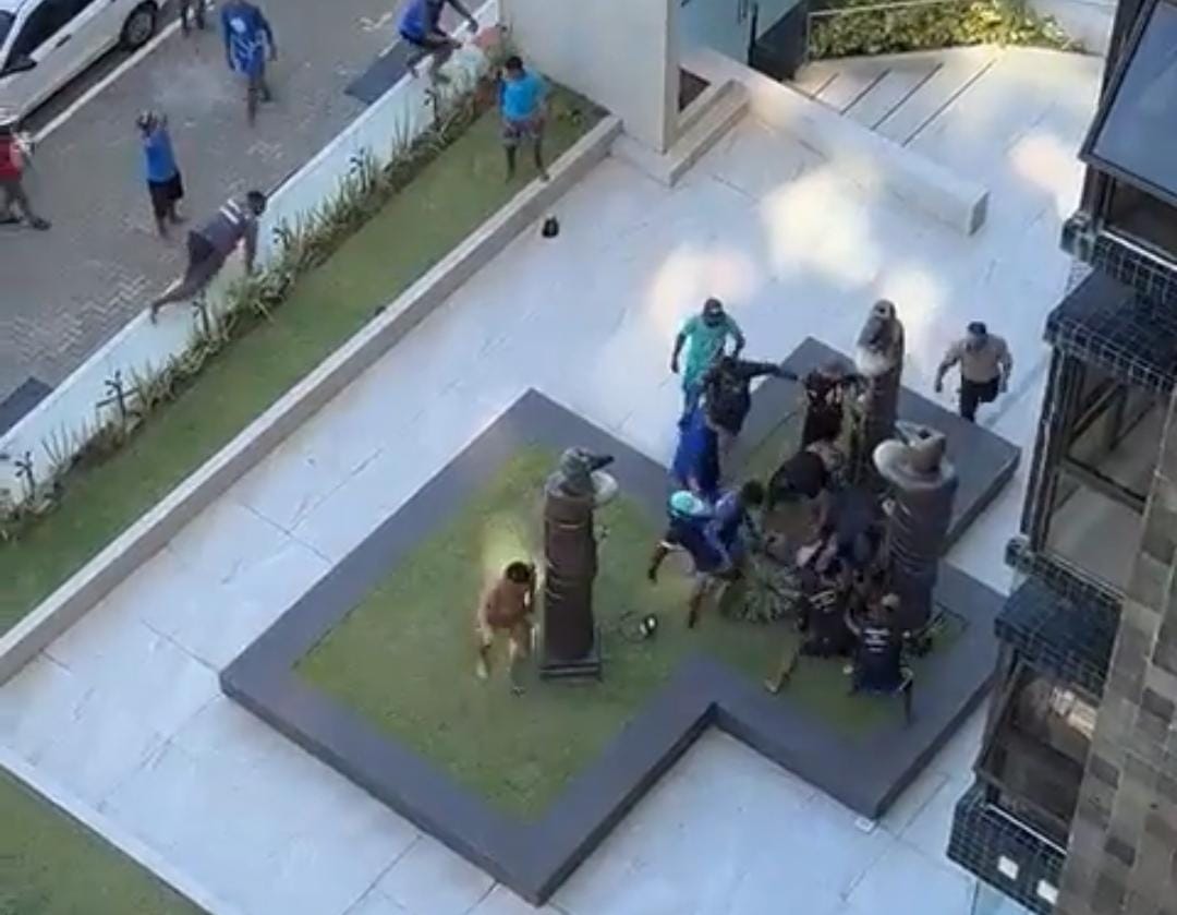 Pelo menos 20 pessoas s&atilde;o vistas no momento da briga/Foto: Reprodu&ccedil;&atilde;o/Twitter