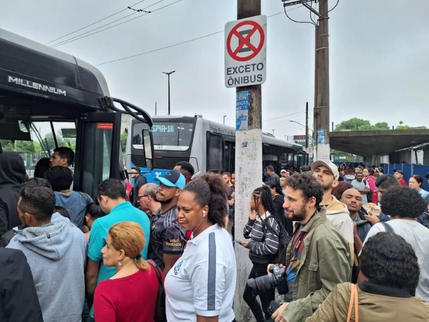Ponto de ônibus lotado perto da estação Jabaquara/Crédito: Jéssica Bernardo/Metrópoles Ponto de ônibus lotado perto da estação Jabaquara/Crédito: Jéssica Bernardo/Metrópoles