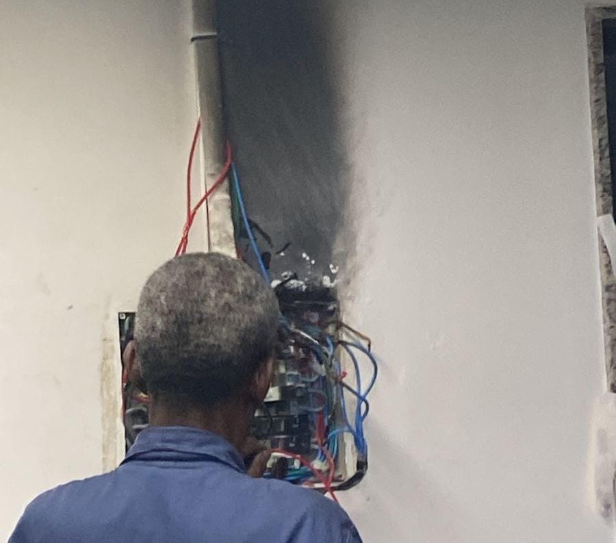 Fogo começou no quadro de energia no Barão de Lucena/Foto: Redes Sociais