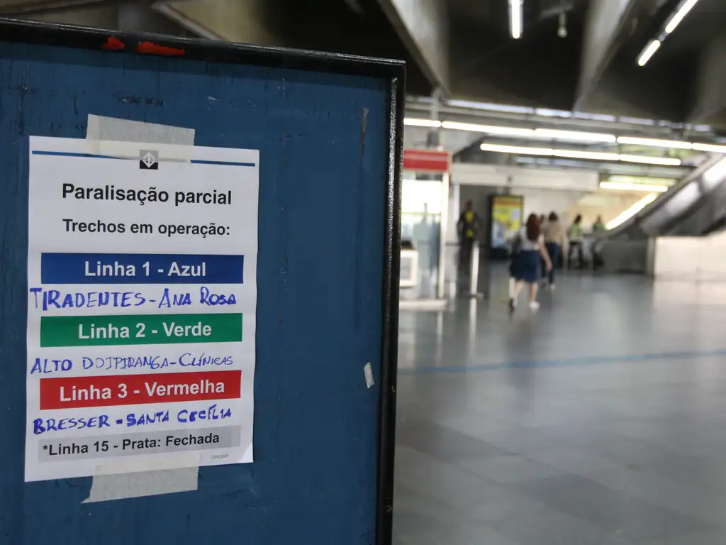 Aviso da paralisação parcial na estação Brás durante a greve no metrô em protesto contra as privatizações do transporte e saneamento básico/foto: Rovena Rosa/Agência Brasil Aviso da paralisação parcial na estação Brás durante a greve no metrô em protesto contra as privatizações do transporte e saneamento básico/foto: Rovena Rosa/Agência Brasil