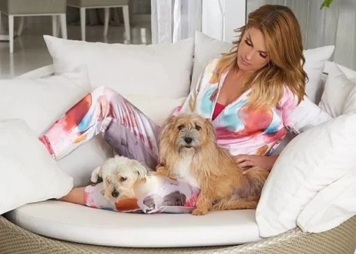 Hickmann posou ao lado de dois cachorros, sendo um deles o vira-lata Joaquim/foto: Reprodução/Instagram Hickmann posou ao lado de dois cachorros, sendo um deles o vira-lata Joaquim/foto: Reprodução/Instagram