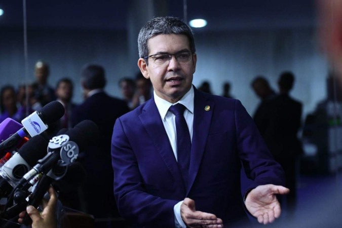 O líder do governo no Congresso Nacional, senador Randolfe Rodrigues, anunciou para amanhã a instalação da comissão mista que analisará a MP/foto: Geraldo Magela/Agência Senado