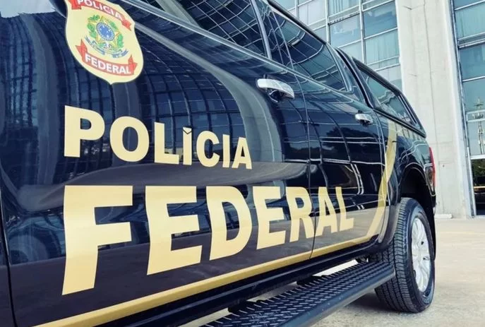 Com o grupo foram apreendidos um bloqueador remoto de sinal de alarme, armas e munições, entre outros objetos/Crédito: Reprodução Com o grupo foram apreendidos um bloqueador remoto de sinal de alarme, armas e munições, entre outros objetos/Crédito: Reprodução