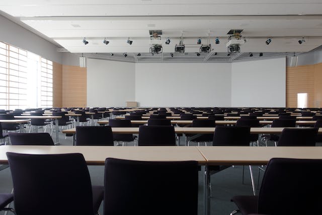 Entre os fatores que afetam as contas das escolas estão o reajuste salarial de professores, auxiliares de ensino, além do dissídio e a convenção coletiva dos profissionais de educação/Crédito: Pexels Entre os fatores que afetam as contas das escolas estão o reajuste salarial de professores, auxiliares de ensino, além do dissídio e a convenção coletiva dos profissionais de educação/Crédito: Pexels
