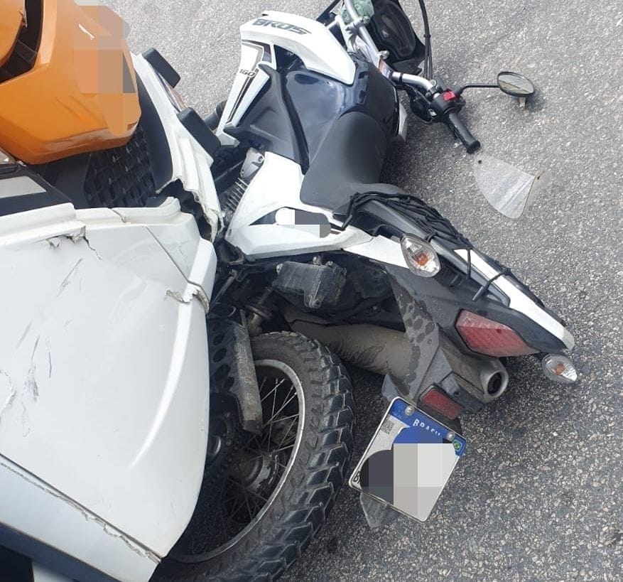 De acordo com a PRF, os três ocupantes da motocicleta que colidiu com o ônibus ficaram feridos e foram socorridos para o HR, no Derby, na área Central do Recife/Foto: Divulgação/PRF De acordo com a PRF, os três ocupantes da motocicleta que colidiu com o ônibus ficaram feridos e foram socorridos para o HR, no Derby, na área Central do Recife/Foto: Divulgação/PRF