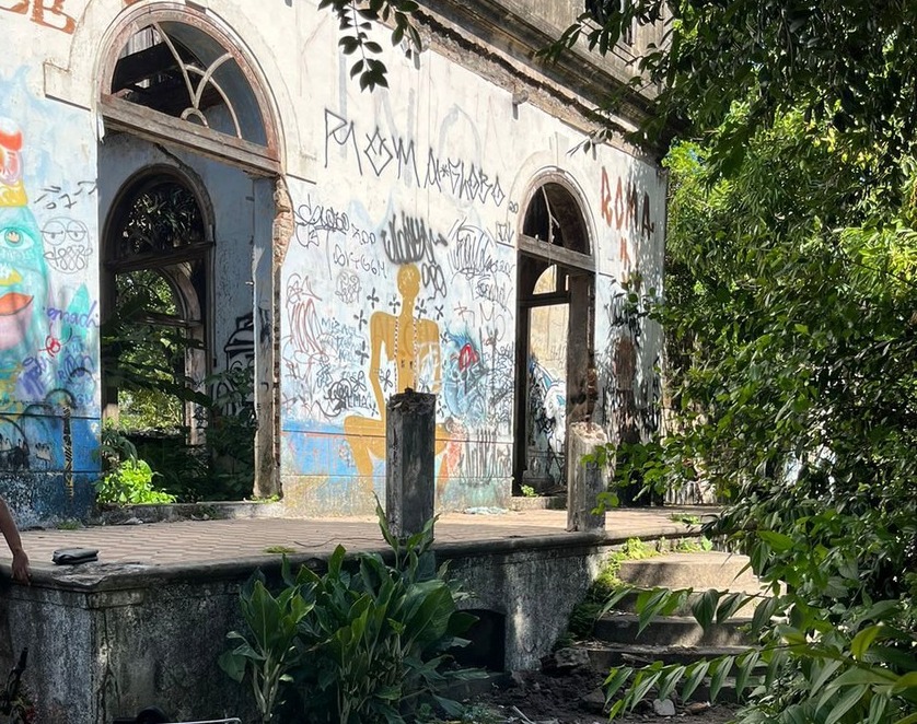As vítimas eram submetidas a prostituição em um casarão abandonado, na Rua Azevedo Coutinho, na Várzea, na Zona Oeste do Recife/Foto: Divulgação/PCPE As vítimas eram submetidas a prostituição em um casarão abandonado, na Rua Azevedo Coutinho, na Várzea, na Zona Oeste do Recife/Foto: Divulgação/PCPE