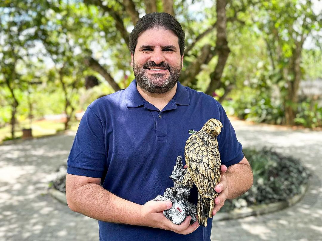 Vinícius Labanca recebeu o prêmio Águia Dourada/Foto: Reprodução/Instagram Vinícius Labanca recebeu o prêmio Águia Dourada/Foto: Reprodução/Instagram