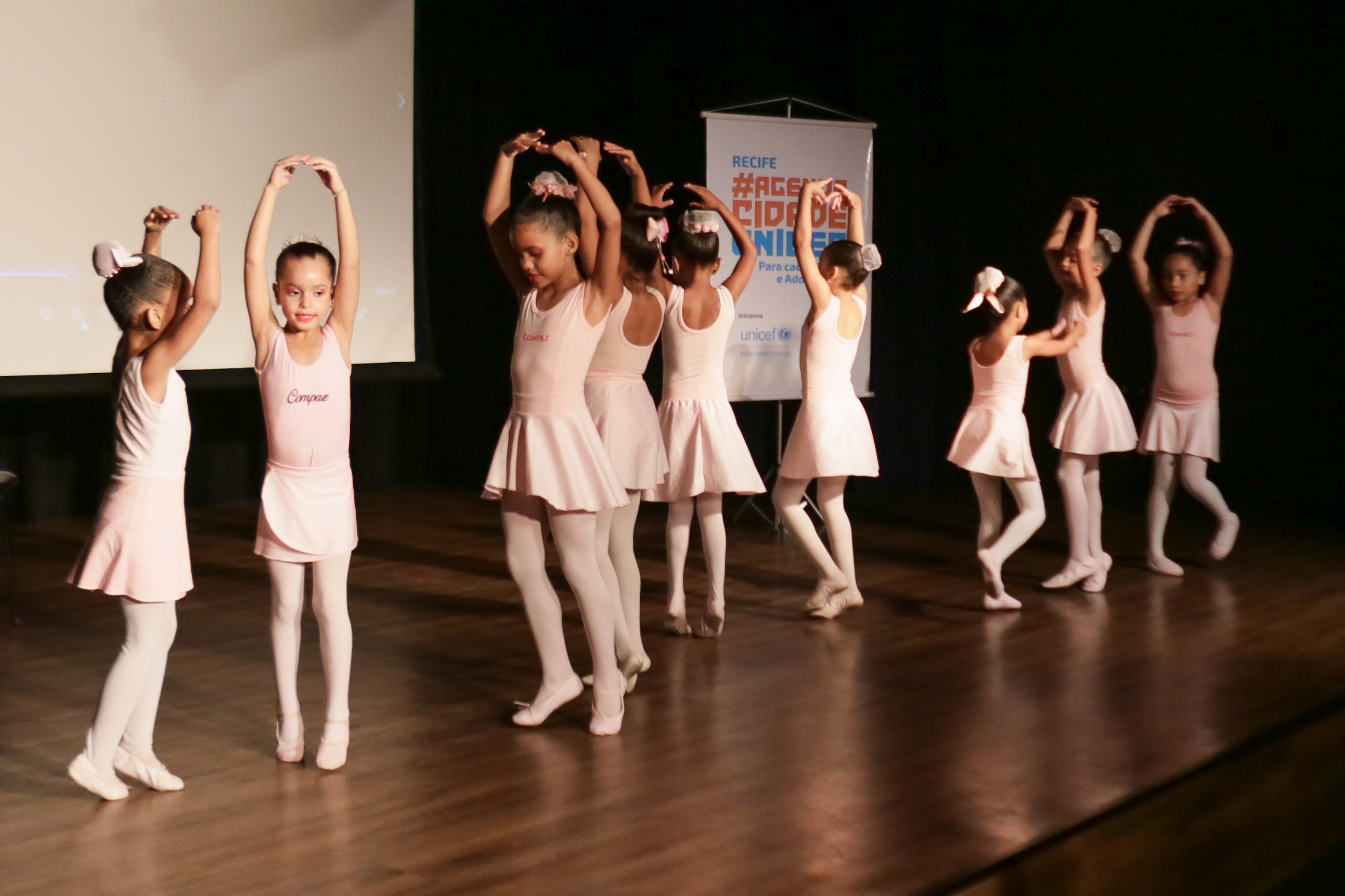 Durante o lançamento do estudo "Entre Vozes e Vivências", da Unicef, um grupo de bailarinas que são atendidas pelo Compaz Miguel Arraes fizeram uma apresentação no palco do auditório do equipamento/Rafael Vieira/DP