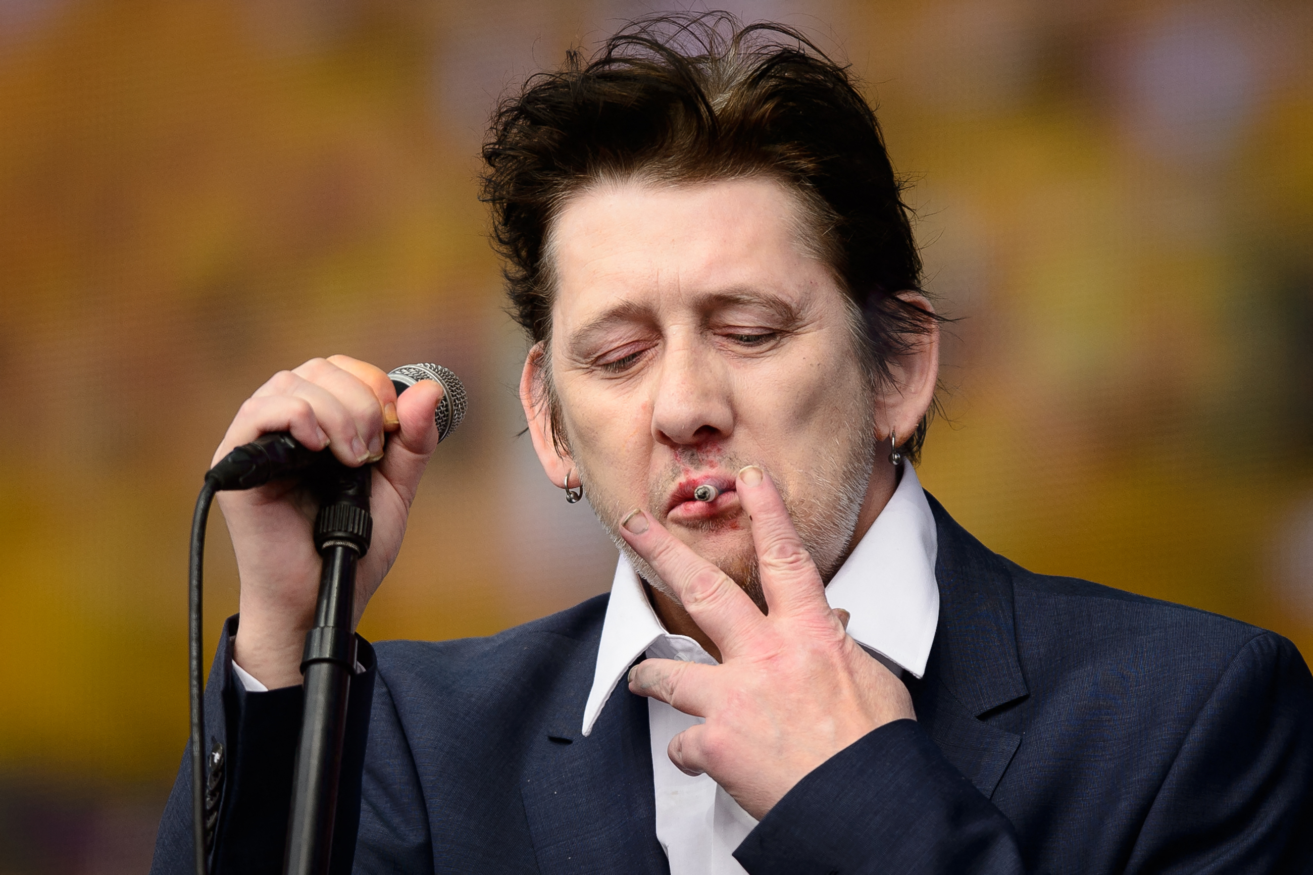 Shane MacGowan do grupo irlandês The Pogues se apresenta no palco do festival British Summer Time/Crédito: LEON NEAL / AFP Shane MacGowan do grupo irlandês The Pogues se apresenta no palco do festival British Summer Time/Crédito: LEON NEAL / AFP