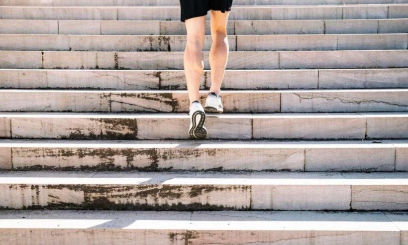 Subir escadas e outras atividades rotineiras também apresentam benefícios na melhora da inflamação do organismo, prevenindo doenças como Alzheimer e diabetes e até auxiliando na recuperação pós-operatória/foto: Freepik Subir escadas e outras atividades rotineiras também apresentam benefícios na melhora da inflamação do organismo, prevenindo doenças como Alzheimer e diabetes e até auxiliando na recuperação pós-operatória/foto: Freepik