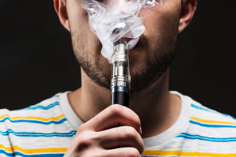 Cigarros eletrônicos chegaram ao mercado com a promessa de serem menos agressivos que o cigarro comum/Crédito: Freepik Cigarros eletrônicos chegaram ao mercado com a promessa de serem menos agressivos que o cigarro comum/Crédito: Freepik