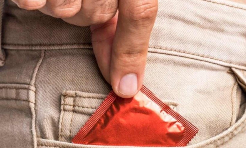 Uso correto de preservativos em todas as relações sexuais (vaginal, oral ou anal), previne a transmissão do vírus/crédito: Freepik Uso correto de preservativos em todas as relações sexuais (vaginal, oral ou anal), previne a transmissão do vírus/crédito: Freepik