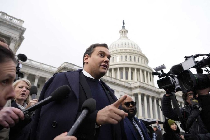George Santos tem mandato cassado pela Câmara dos Deputados dos EUA/foto: Drew Angerer / GETTY IMAGES NORTH AMERICA / Getty Images via AFP George Santos tem mandato cassado pela Câmara dos Deputados dos EUA/foto: Drew Angerer / GETTY IMAGES NORTH AMERICA / Getty Images via AFP