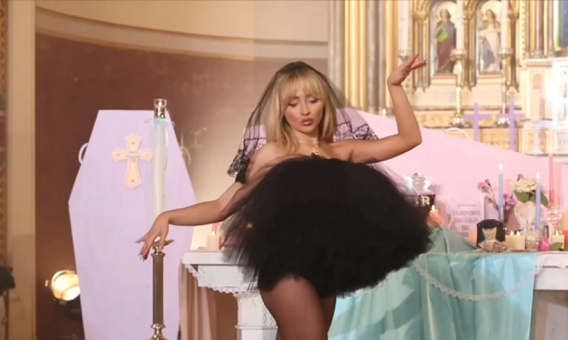 Sabrina Carpenter faz dança sensual em igreja e é criticada/foto: Reprodução/YouTube Sabrina Carpenter faz dança sensual em igreja e é criticada/foto: Reprodução/YouTube