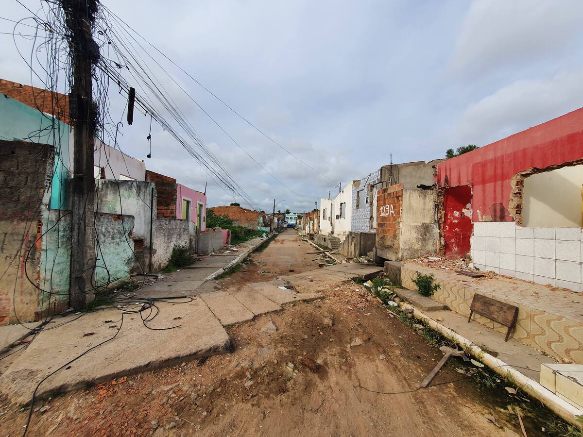 O deslocamento vertical acumulado é de 1,43m, desde o dia 21 de novembro "e a Defesa Civil não descarta a possibilidade de um sinkhole", ou seja, de abertura de buracos/foto: UFAL