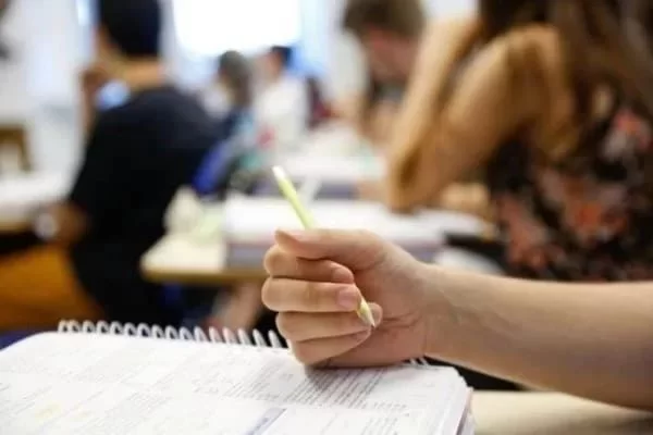 A primeira edição do chamado "Enem dos Concursos" visa o preenchimento de 6.640 cargos em 21 órgãos e entidades/Foto: Reprodução/NSC Total Metrópoles A primeira edição do chamado "Enem dos Concursos" visa o preenchimento de 6.640 cargos em 21 órgãos e entidades/Foto: Reprodução/NSC Total Metrópoles