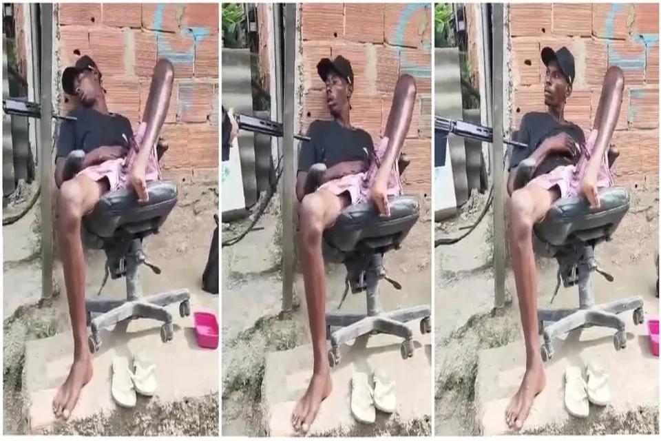 O homem, identificado como Lucas da Silva Pequeno, 30 anos, descansava em uma cadeira, encostando a cabeça na parede de uma casa, na Rua Tocantins, sem perceber a aproximação da equipe/Foto: Reprodução O homem, identificado como Lucas da Silva Pequeno, 30 anos, descansava em uma cadeira, encostando a cabeça na parede de uma casa, na Rua Tocantins, sem perceber a aproximação da equipe/Foto: Reprodução