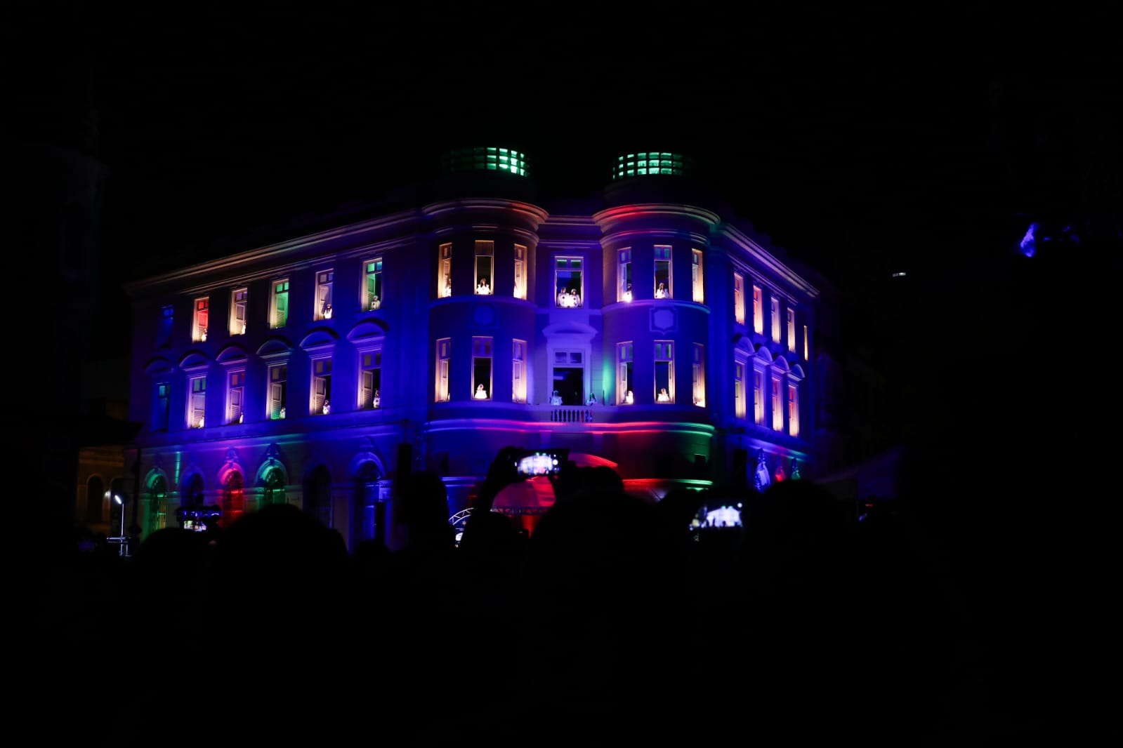 O espet&aacute;culo com cores e uma ilumina&ccedil;&atilde;o especial, atraiu milhares de pessoas no Marco Zero, no Bairro do Recife Antigo/Sandy James/DP