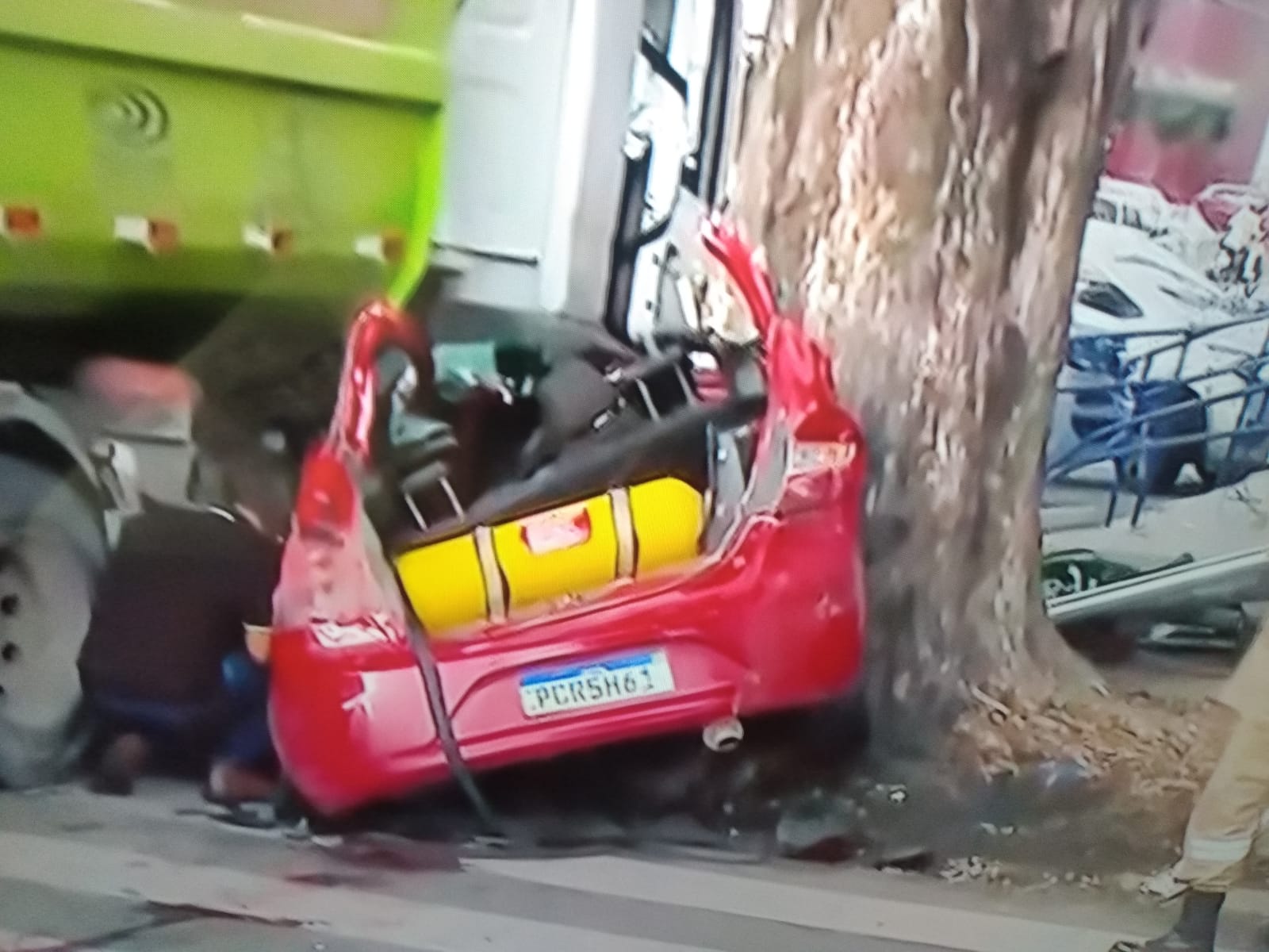 Carro ficou esmagado em acidente com dois mortos/Foto: Redes Sociais