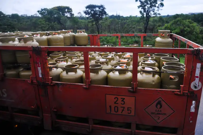 No caso do diesel, o reajuste tende a impactar de uma forma geral os preços da economia, pois o combustível é utilizado no transporte de cargas pelo país/Crédito: Marcello Casal jr/Agência Brasil No caso do diesel, o reajuste tende a impactar de uma forma geral os preços da economia, pois o combustível é utilizado no transporte de cargas pelo país/Crédito: Marcello Casal jr/Agência Brasil