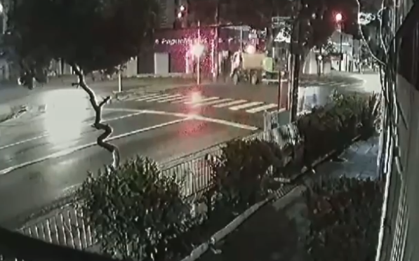 Carro de passeio ficou esmagado entre o caminhão e uma árvore/Foto: Reprodução Carro de passeio ficou esmagado entre o caminhão e uma árvore/Foto: Reprodução