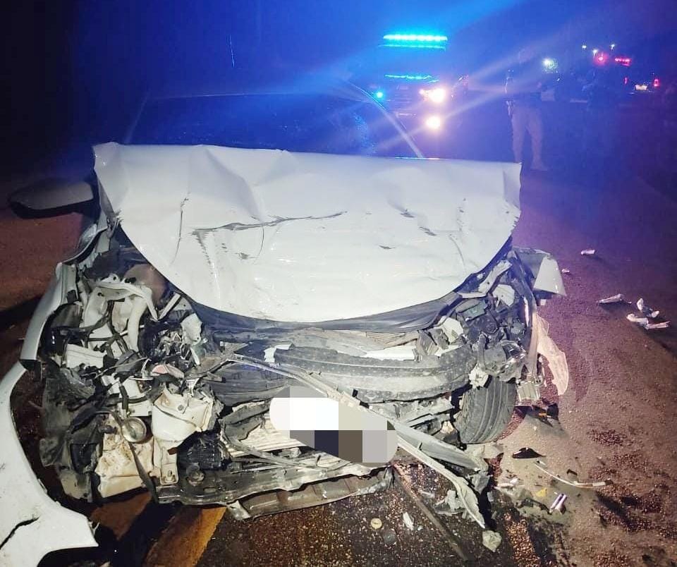 A motorista e dois passageiros do carro foram encaminhados a uma unidade de saúde da cidade e depois transferidos para o Recife./Foto: Divulgação/PRF