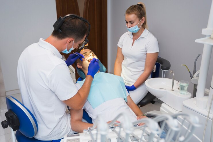 Atuarão no atendimento 40 cirurgiões-dentistas e 18 técnicos/Foto: Freepik